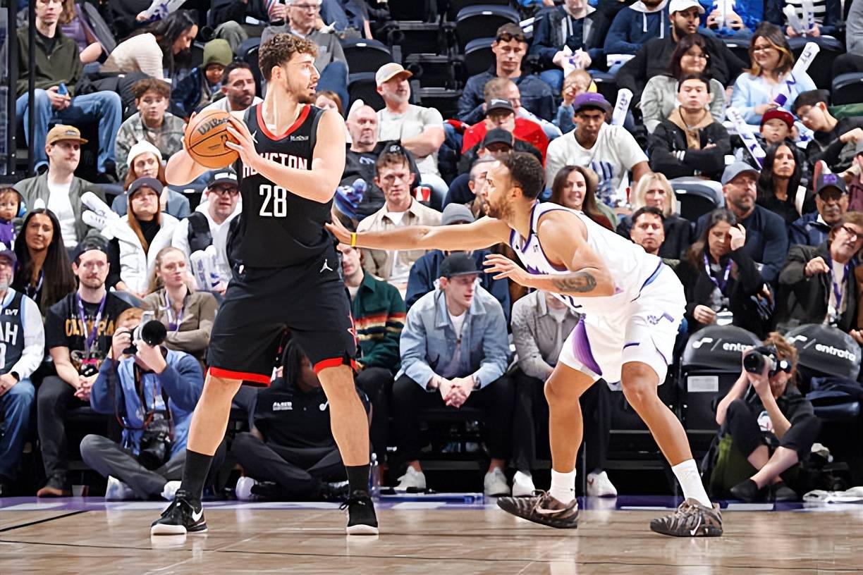 包含休斯敦火箭训练开放日，集结日状态回暖引欢呼，德甲在即，赛程密集仍需轮换的词条