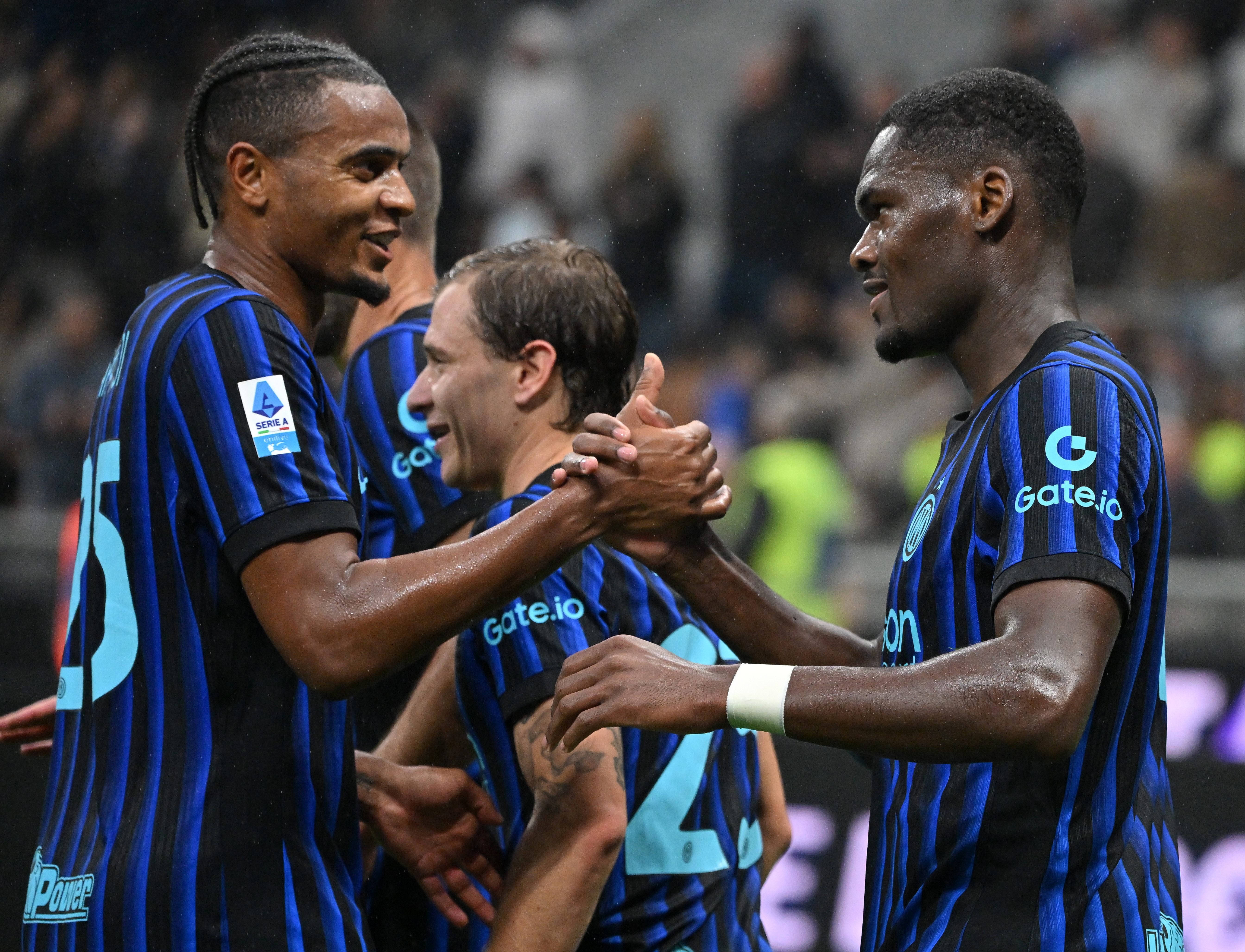 jinnianhui-包含国际米兰训练开放日，今晚回应争议引欢呼，意甲在即，轮换策略成焦点的词条